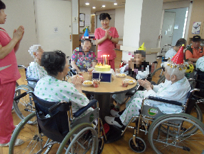 8월
